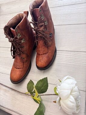Vintage-Inspired Brown Leather Women’s Lace-Up Work Boots
